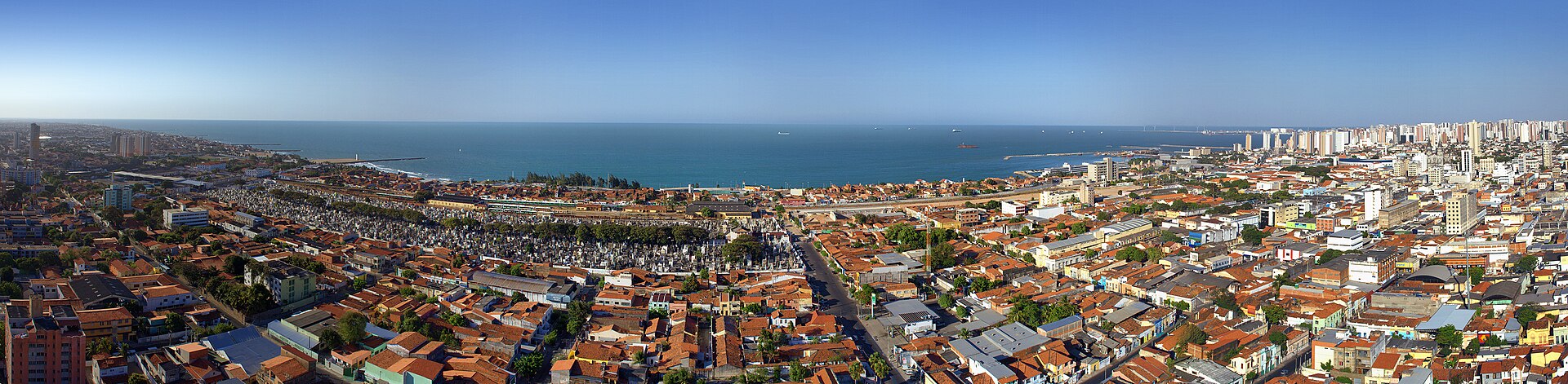 Vista panorâmica do centro e do litoral de Fortaleza, Ceará
