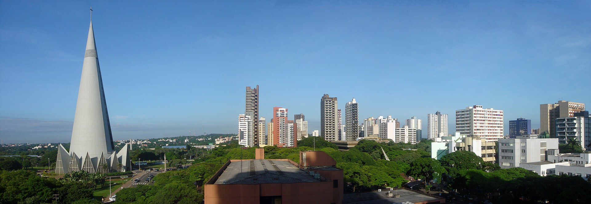 Catedral e panorama do centro de Maringá, Paraná
